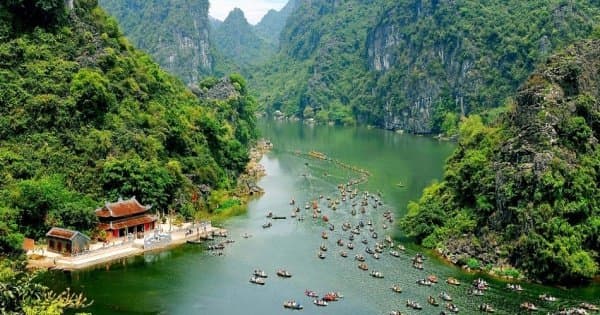 Group tour to Am Tien Cave - Trang An from Hanoi
