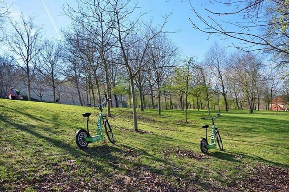 Prague: E-Scooter HUGO Bike Rental - Photo 2