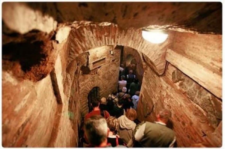 Basilicas and Secret Underground Catacombs Tour - Photo 4