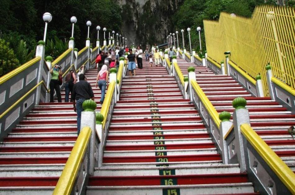 Kuala Lumpur Suburbs and Batu Caves - Photo 9