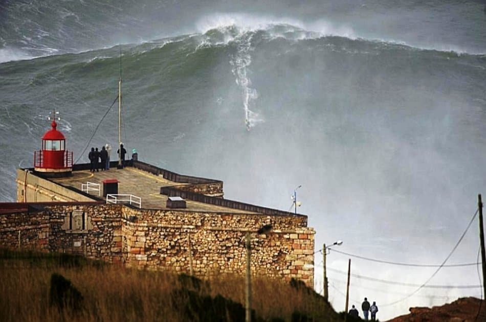 Nazaré - The Biggest Waves Ever Surfed - Photo 6