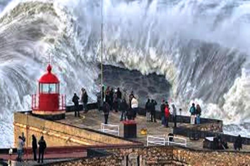 Nazaré - The Biggest Waves Ever Surfed - Photo 3