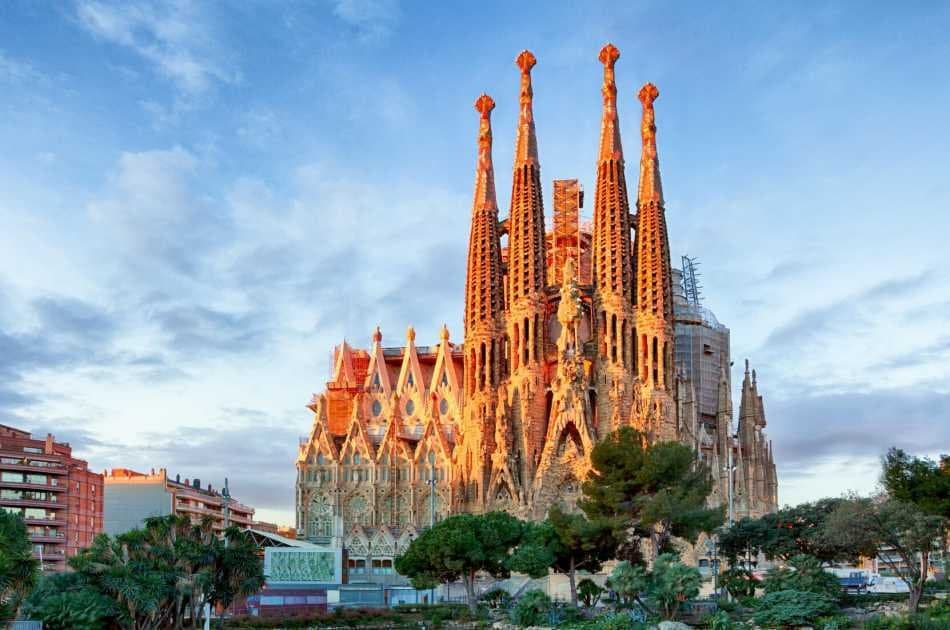 Private Walking Skip the Line Sagrada Familia Tour With Independent Interior Visit - Photo 2