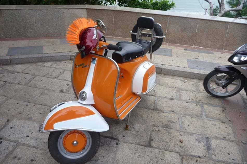 Saigon Nightlife by Vintage Vespa - Photo 2