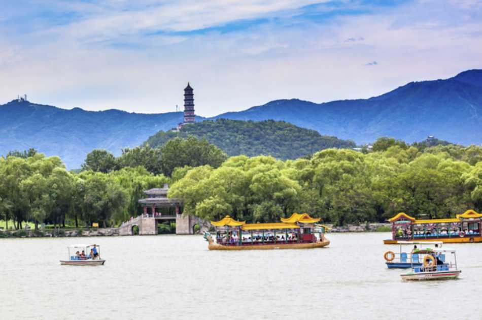 Customizable Badaling Great Wall Private Tour With Roast Duck Dinner and Evening Show