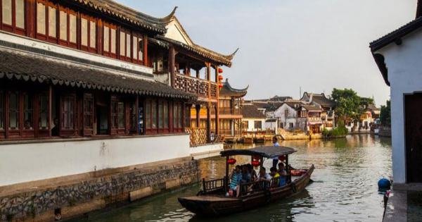 Shanghai Group Tour of Water Town and Night Cruise