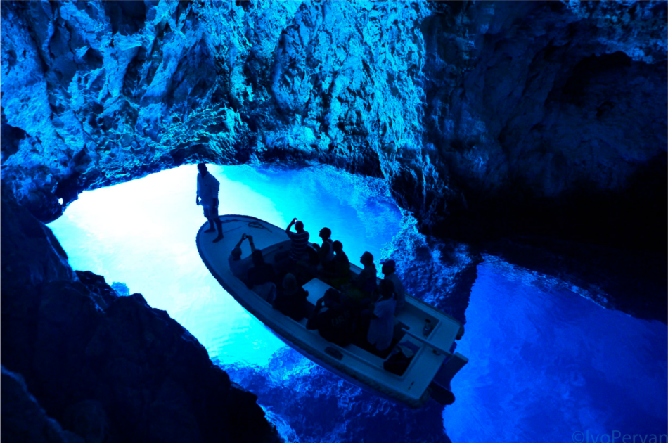 DeLuxe Blue Cave Tour from Split - All inclusive with Lunch & Drinks