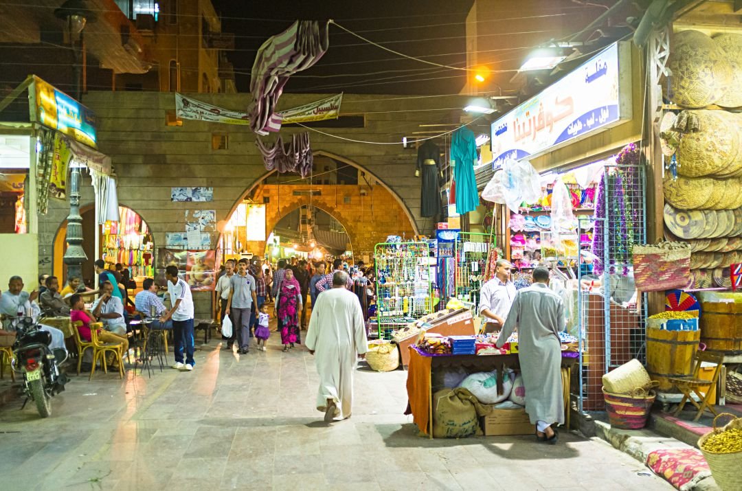 السوق السياحى القديم.. بازارات للهدايا ومحلات عطارة ومشغولات يدوية Sharia-al-souq-aswan-egypt
