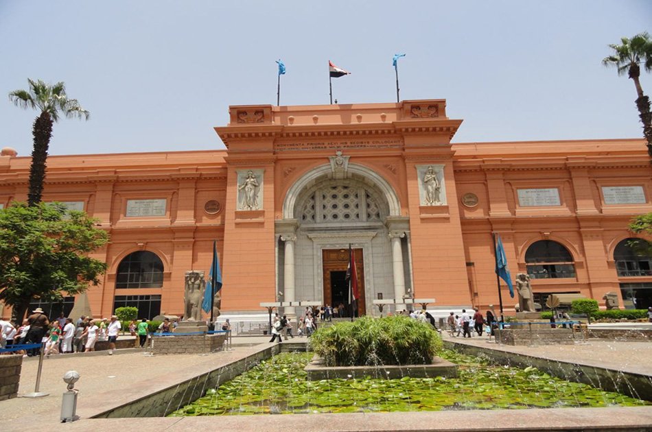 Cairo Stopover Tour From Cairo Airport to Giza Pyramids and the Egyptian Museum With Lunch