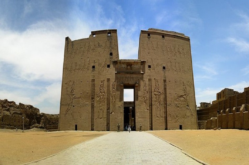 MS Amoura Dahabiya Nile Cruise 4 Days