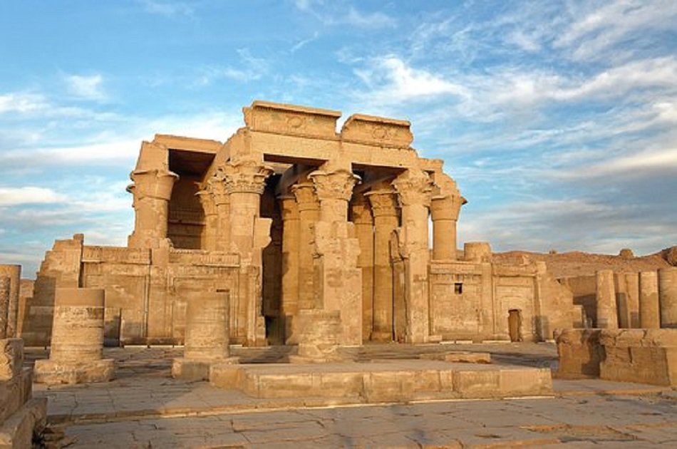 MS Amoura Dahabiya Nile Cruise 4 Days