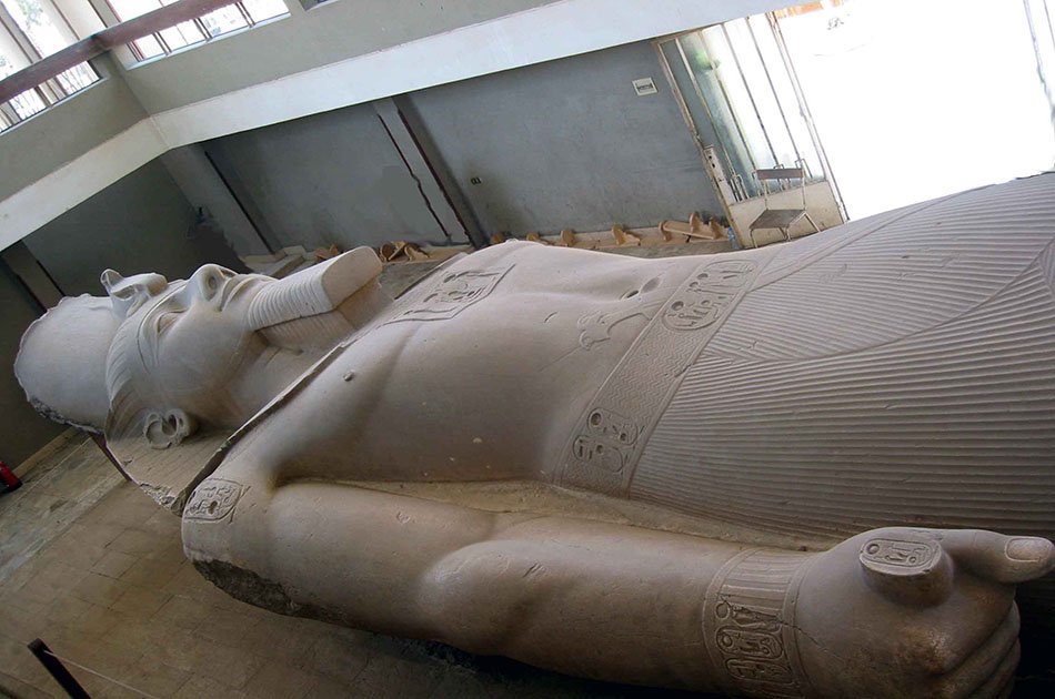 Private Full-Day Tour to Giza Pyramids, Sphinx, Sakkara Pyramids and Memphis