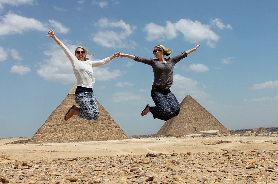 Private Layover Tour from Cairo Airport To The Egyptian Museum, Giza pyramids and Bazaar