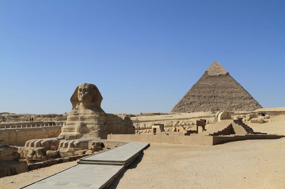 Private Layover Tour from Cairo Airport To The Egyptian Museum, Giza pyramids and Bazaar