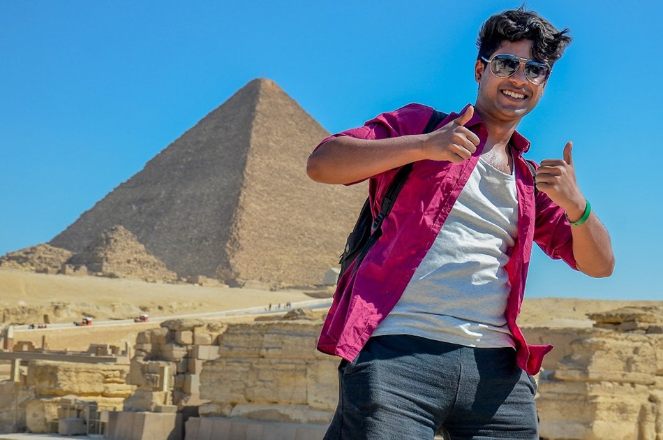 Private Layover Tour from Cairo Airport To The Egyptian Museum, Giza pyramids and Bazaar