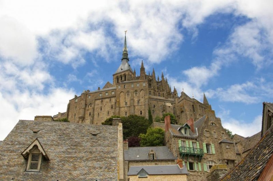 2 Days Guided Tour to Normandy D-Day Beaches, Saint Malo & Mont Saint Michel from Paris