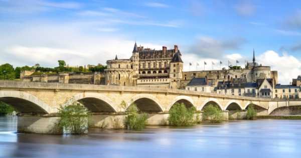 Audio Guided Tour of the Loire Valley Chateaux and Wine Tasting from Paris
