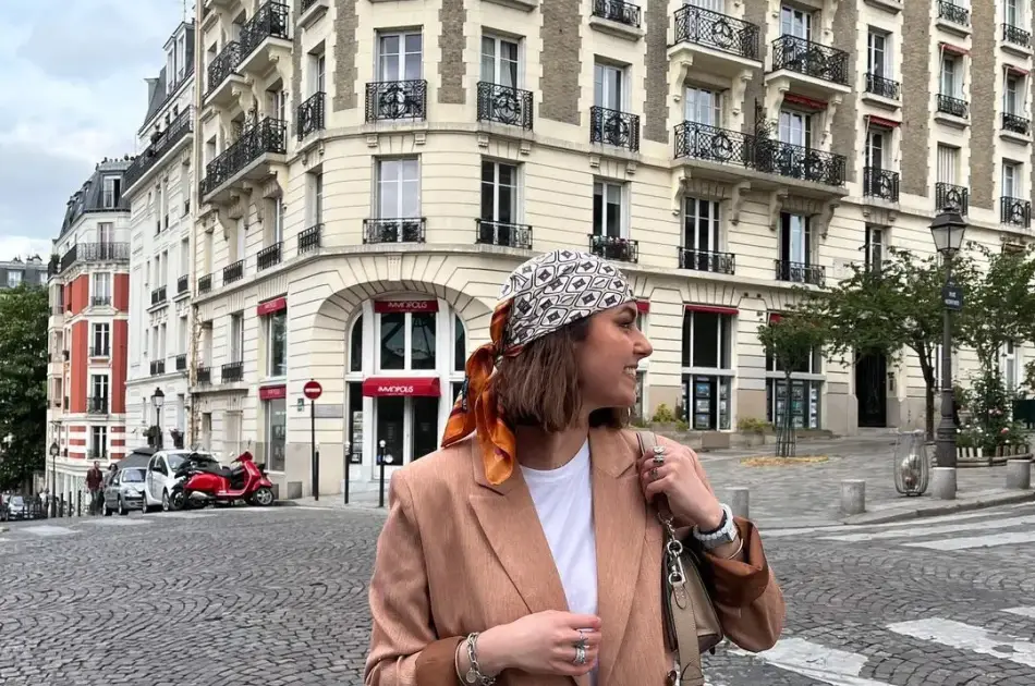 Paris By Day in a Vintage car - Unsuspected Tour (2 hours)
