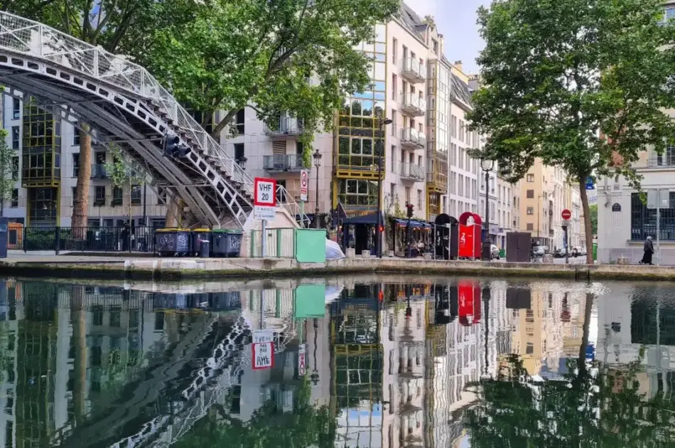 Paris By Day in a Vintage car - Unsuspected Tour (2 hours)
