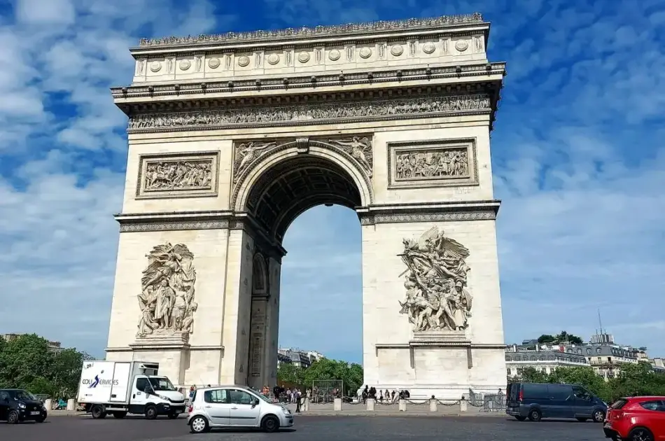 Paris By Night in a Vintage car - Classic Tour (2 hours)