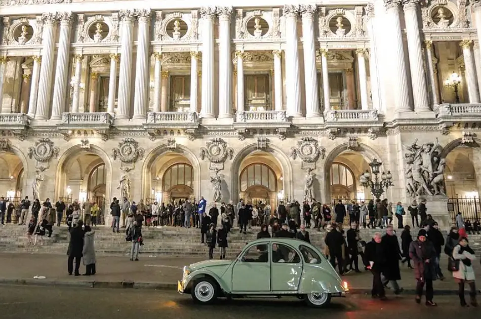Paris By Night in a Vintage car - Classic Tour (2 hours)