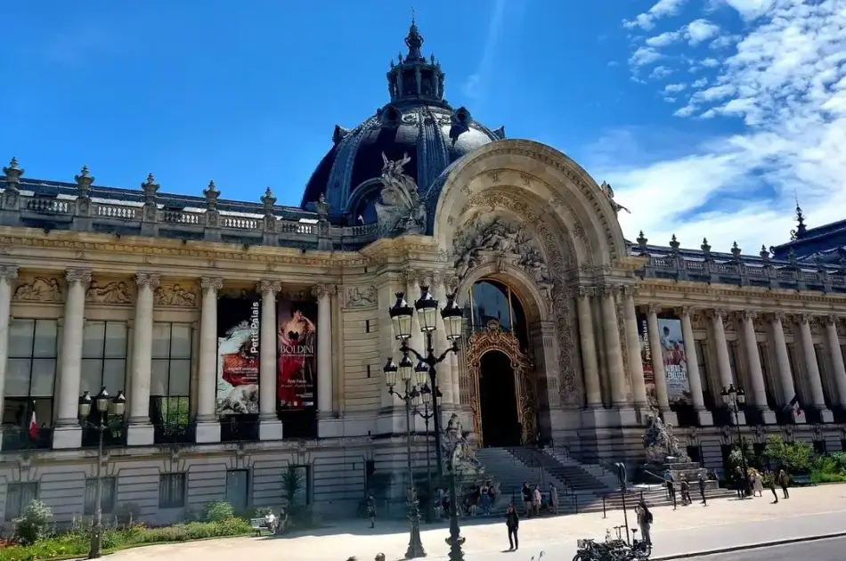 Paris By Night in a Vintage car - Classic Tour (2 hours)
