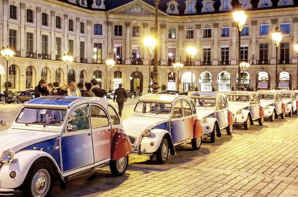 Paris By Night in a Vintage car - Classic Tour (2 hours)