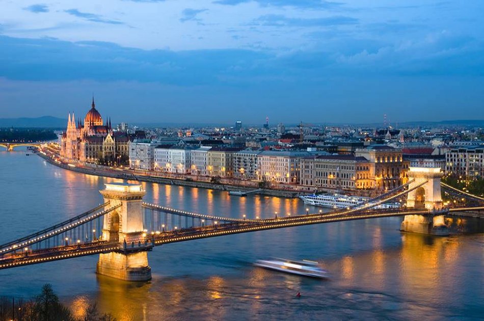 Dinner & Cruise with Live Music on Christmas Day in Budapest