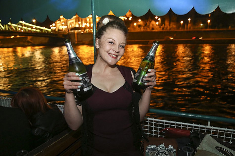 Party & Cruise - Pub Crawl (optional) - Budapest