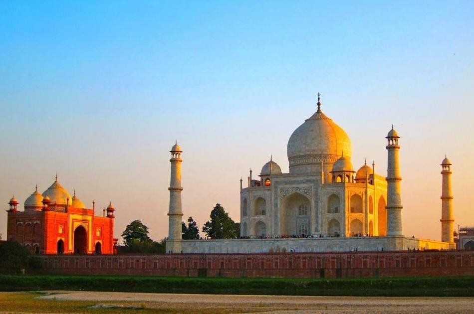2-Day Private Tour to Taj Mahal and Agra from Pune with Return Flight