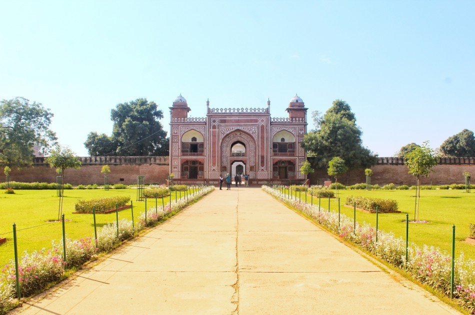 From Delhi Taj Mahal and Agra Fort Private Tour By India's fastest Train