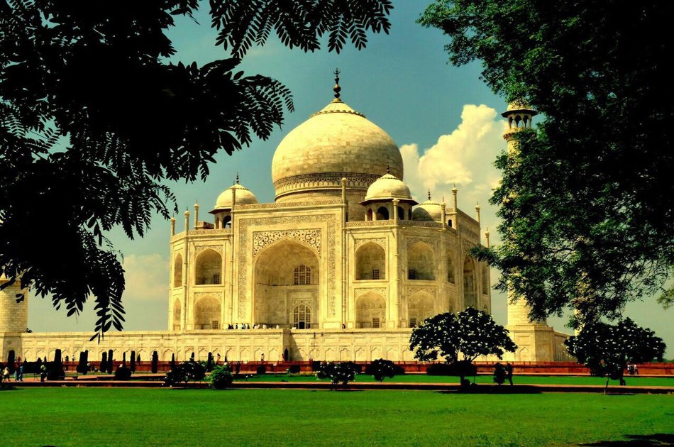 Luxury Taj Mahal Private Car Tour from Delhi