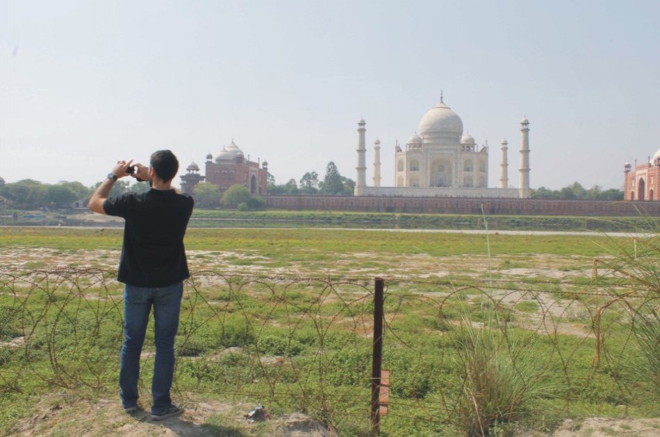 Luxury Tour to Visit Taj Mahal and Agra Fort from Delhi