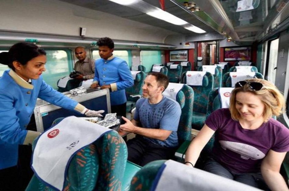 Private Full Day Taj Mahal Tour by High-Speed Train from Delhi