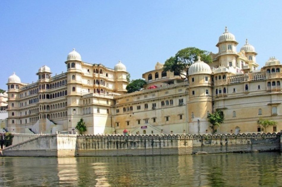 Private One Way Transfer From Udaipur To Agra