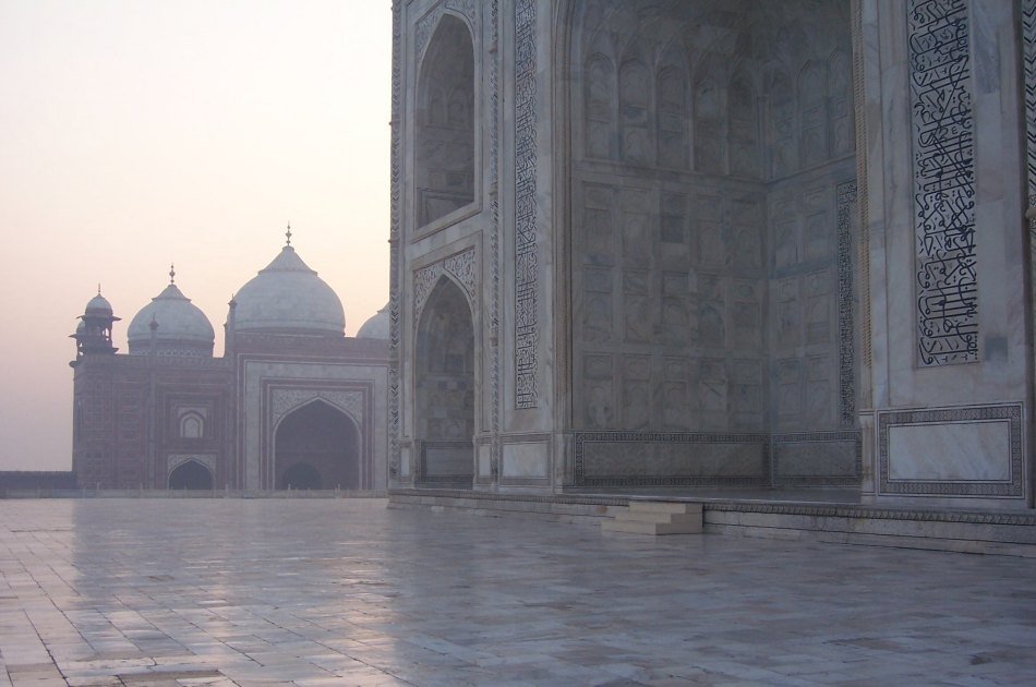 Private Sunrise Tour of Taj Mahal From Delhi