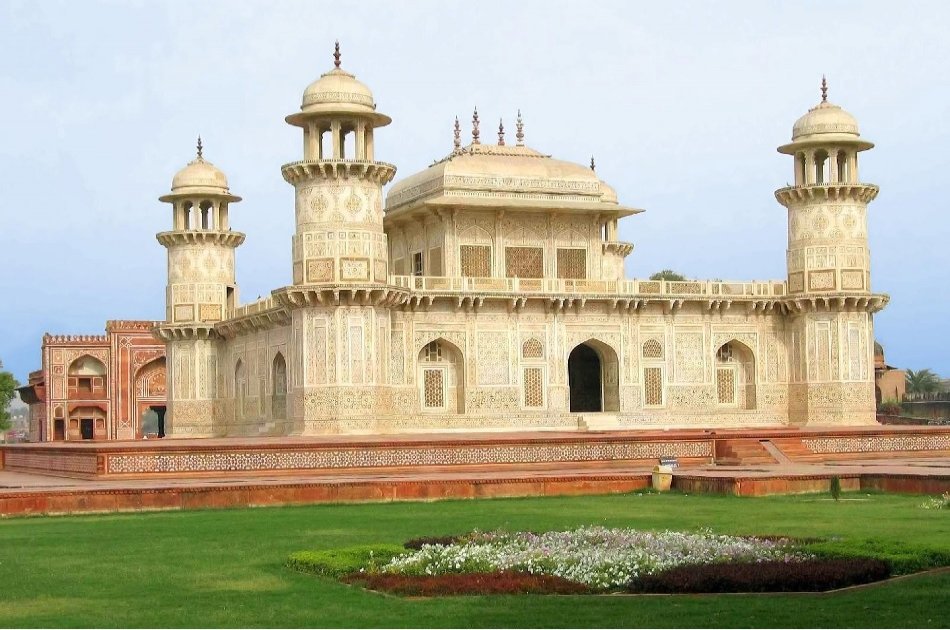 Private Tour: 2 Days Taj Mahal & Agra Trip with Fatehpur Sikri from New Delhi