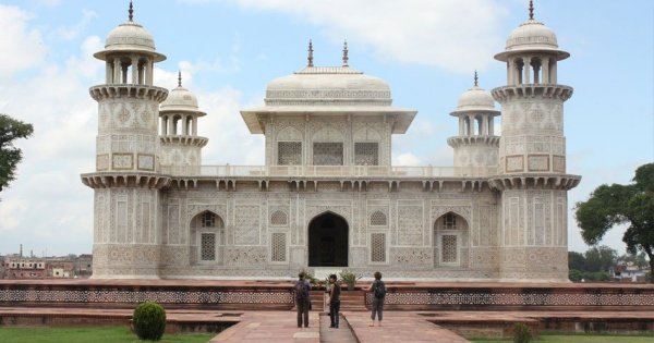 Private Tour : Same Day Taj Mahal Tour By Train (Gatimaan Express) from Delhi