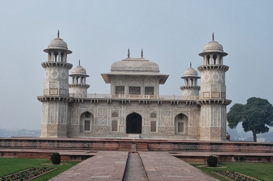 Private Tour: Sunrise Taj Mahal and Agra Fort Including Breakfast and Entrance fees