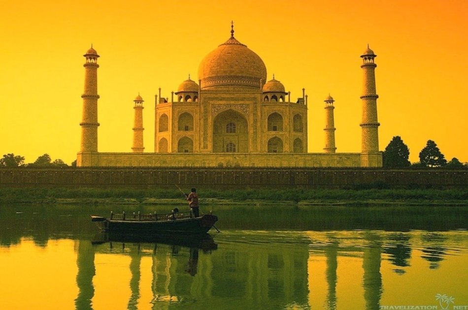 Same day Taj Mahal tour from Delhi by car with baby Taj