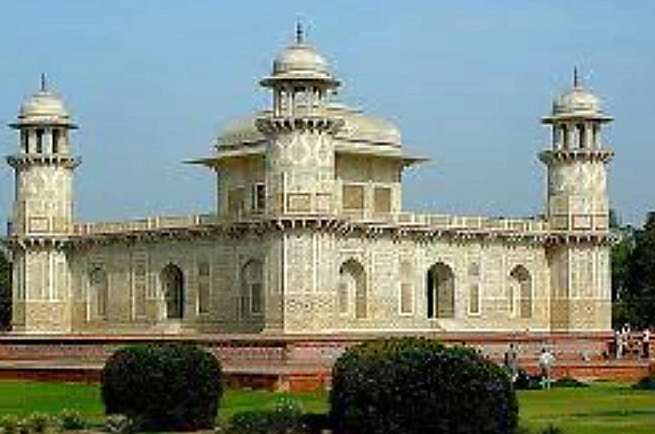 Sunrise Taj MahalGroup  Tour in Agra from Delhi