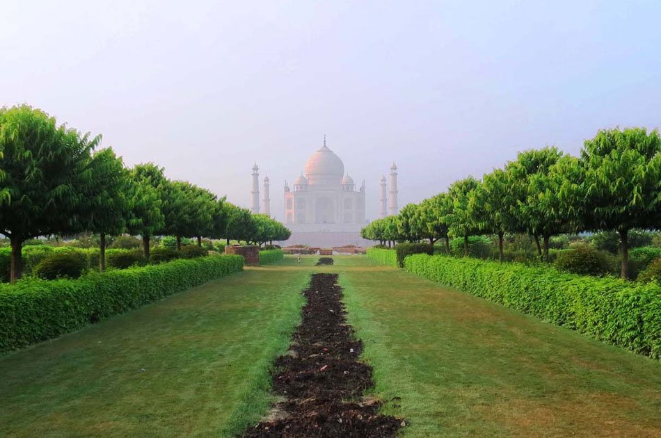 Taj Mahal Tour by Gatimaan Express Train from Delhi