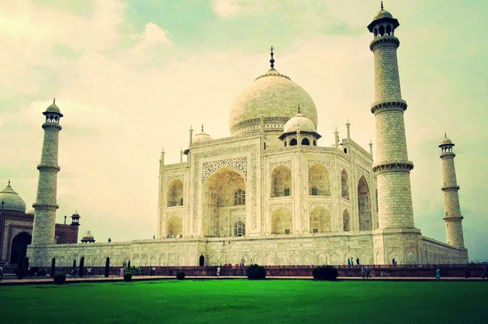 Visit Taj Mahal on a Private Tour With Luxurious Experience by Toyota Fortuner