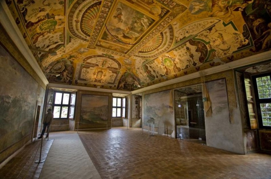 Become Mesmerized With the Villas of Tivoli With a Group Tour