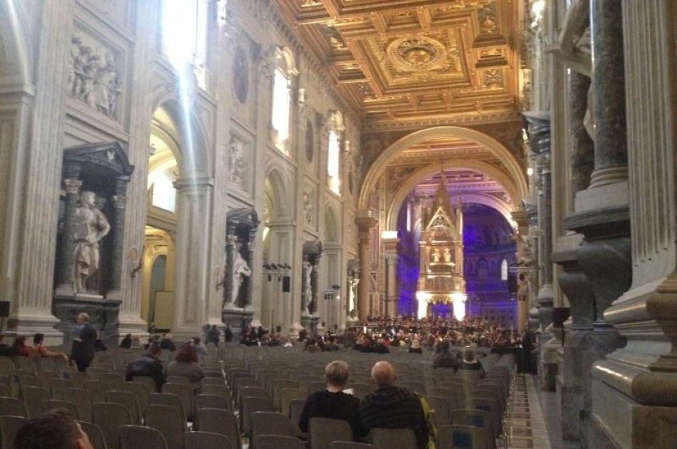 Dive into the Rome' s Basilicas and Secret Underground Catacombs