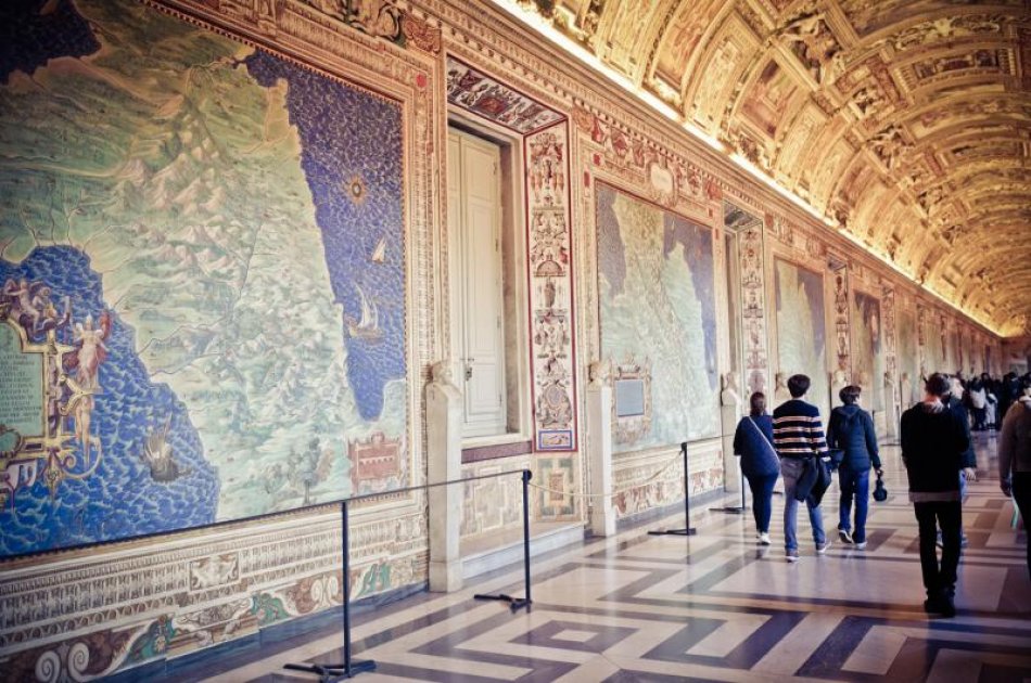 Explore the Vatican Museum Before the Crowds !