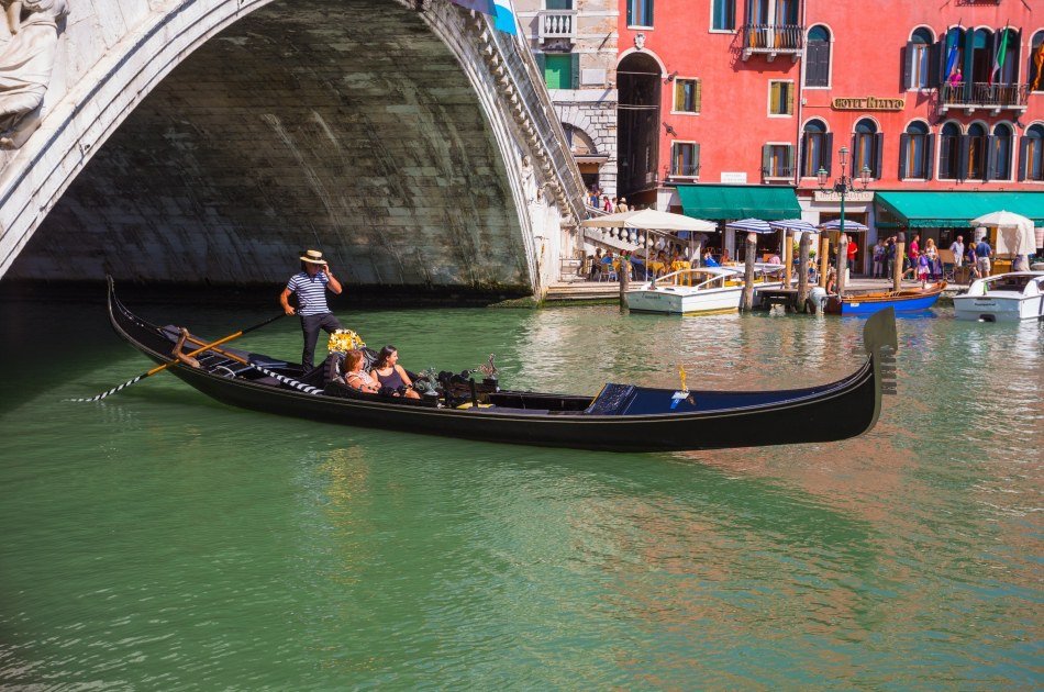 Gondola Ride and St. Marks Basilica with Skip the Line Entry