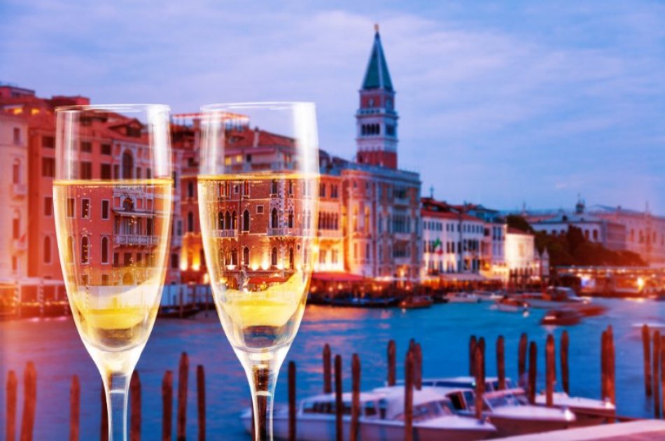 Gondola ride with romantic serenade and dinner