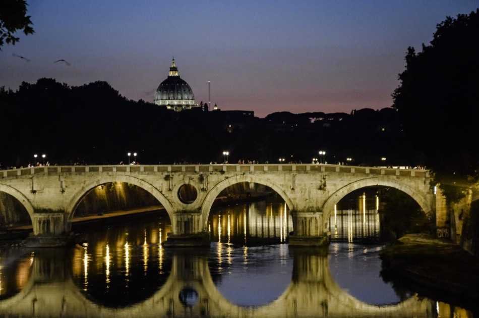 Panoramic Rome Bus Tour by Night With Dinner