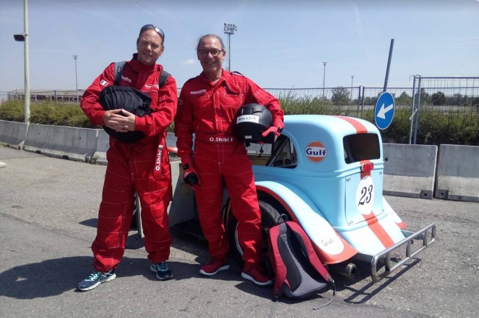 Race Simulation with Real Race Cars for Groups
